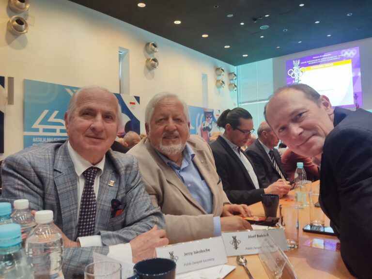 Delegaci Polskiego Związku Łuczniczego na Walne Zgromadzenie Sprawozdawczo-Wyborcze  Polskiego Komitetu Olimpijskiego 22 kwietnia 2023 roku w Warszawie.