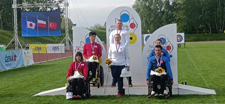 ￼Milena Olszewska i Łukasz Ciszek zwyciężają w Nowym Mieście w konkurencji mikst podczas Para-Archery European Cup 2023