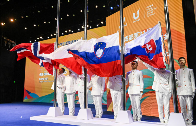 Polska flaga już powiewa na maszcie w wiosce uniwersjadowej w Chengdu! ￼